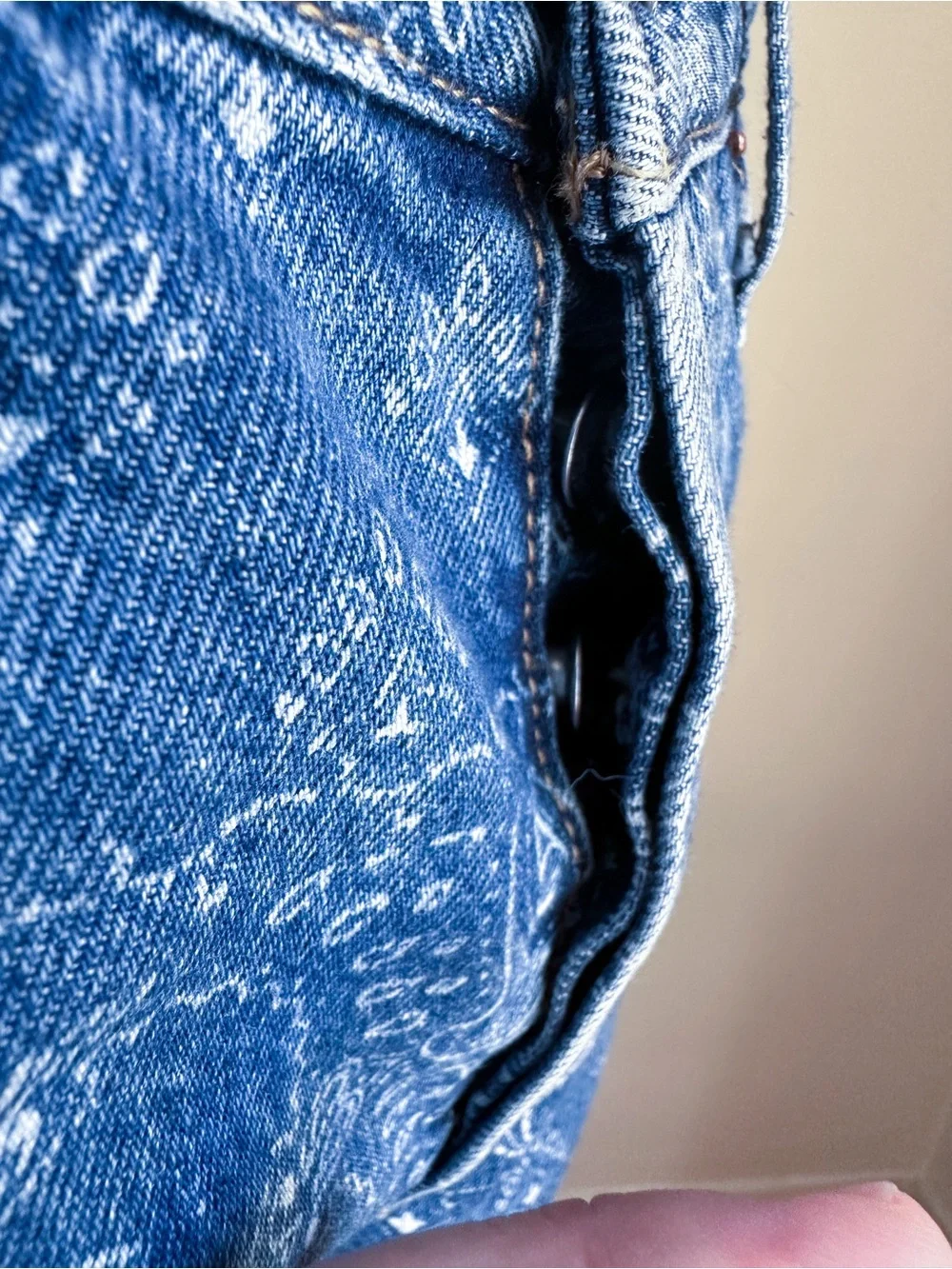 Levi’s 501 Blue Bandana Print Straight-Leg Jeans - Picture 8 of 9